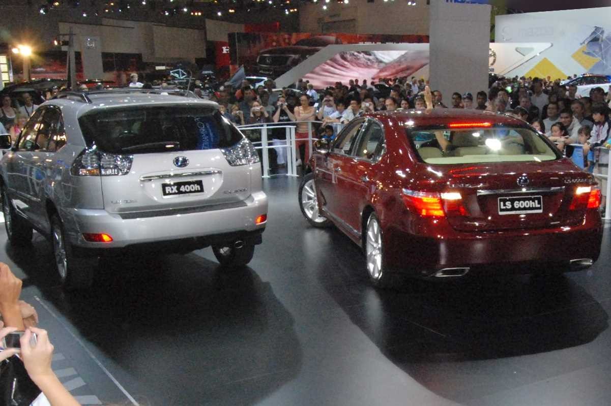 نمایش سیستم پارک خودکار بر روی خودروی Lexus LS