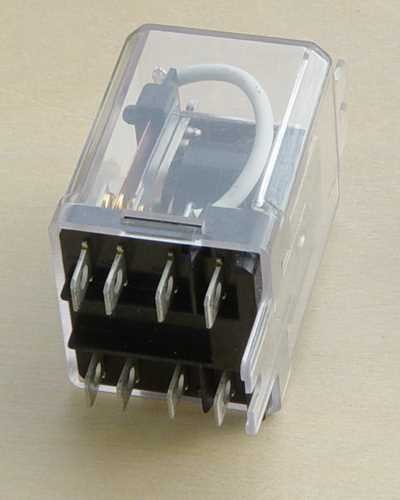 یک رله سیم‌پیچ AC DPDT با بسته بندی «قالب یخی»
