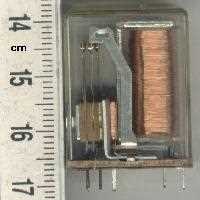 یک رله گهواره‌ای کوچک که اغلب در الکترونیک مورد استفاده قرار می‌گیرد