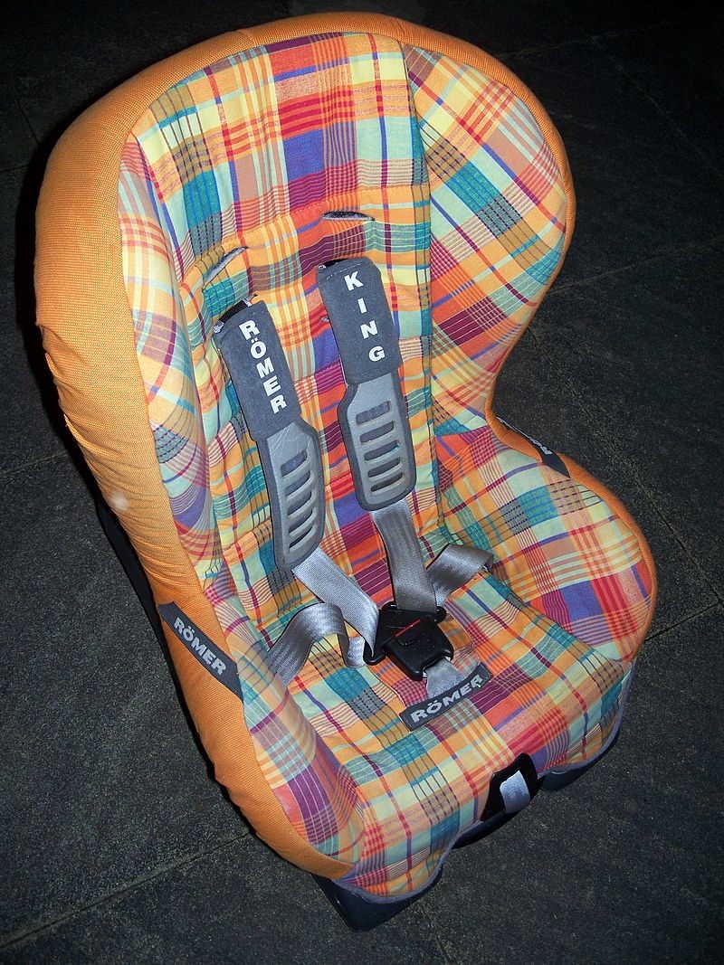 صندلی کودک، دارای سیستم کمربند مخصوص به خود