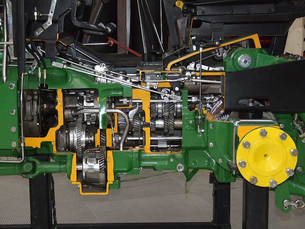 سیستم انتقال قدرت تراکتور با ۱۶ دنده جلو و ۸ دنده عقب